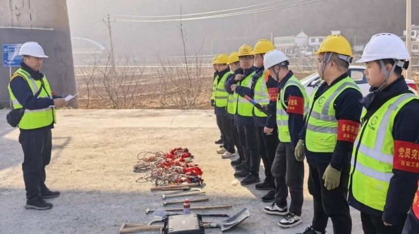 春運首日 看秦嶺深處織“網”人