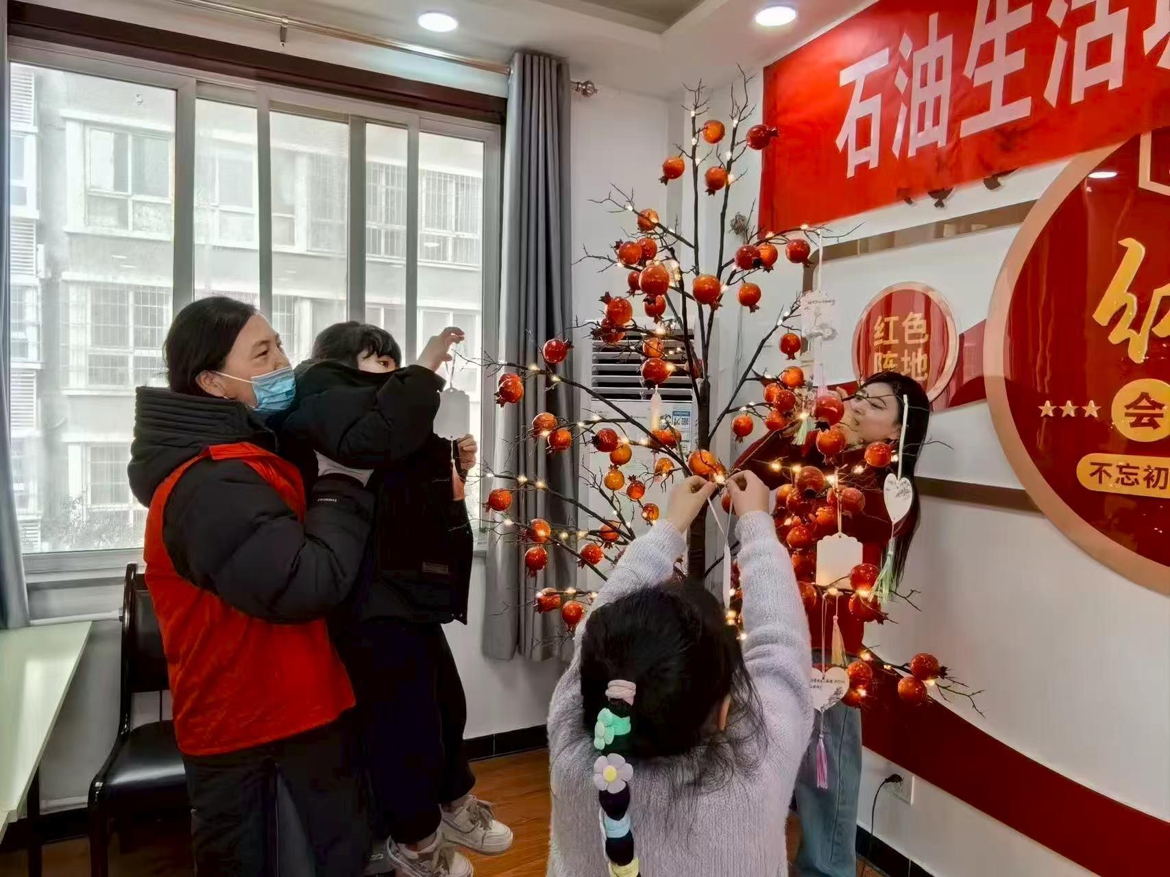 “心愿樹”下暖意濃 寒假鄰里小托班守護童真時光