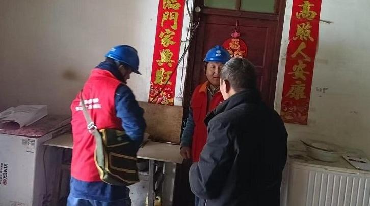 國(guó)網(wǎng)鎮(zhèn)巴縣供電公司開展獨(dú)居老人春節(jié)前用電安全專項(xiàng)檢查