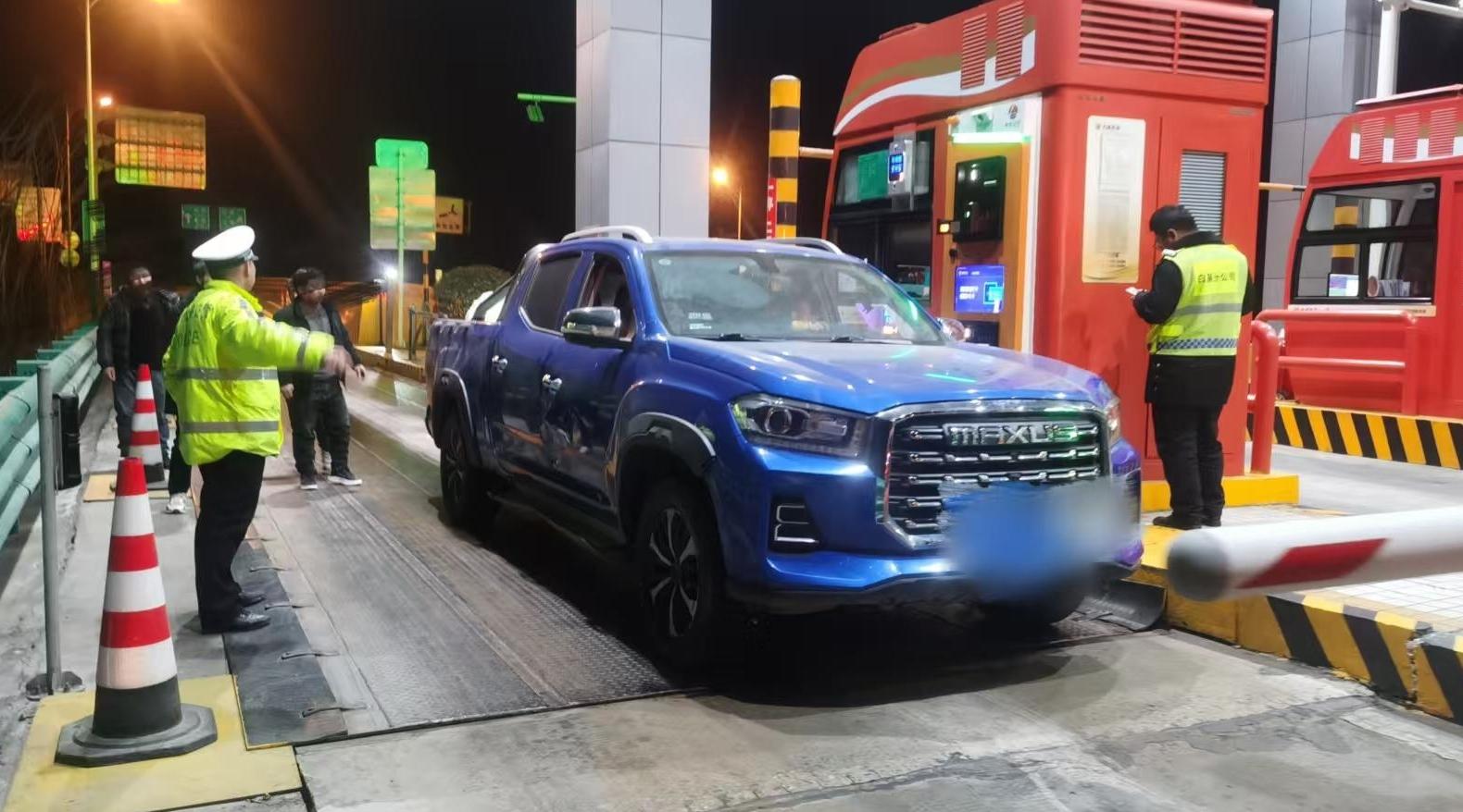 春運(yùn)路上的安全守護(hù) 交警推車排險(xiǎn)保暢通