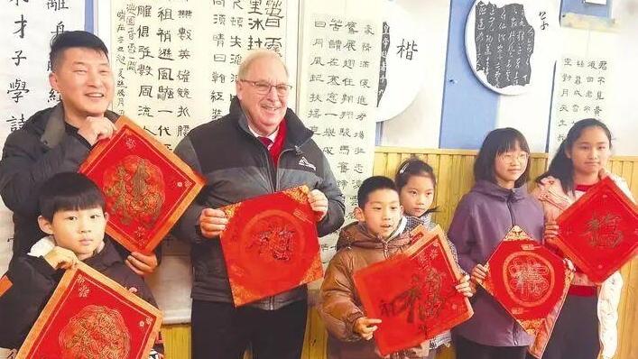 新春走基層丨“成為中國人”火了！老外涌進江邊小城過年