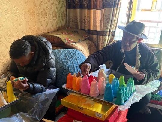 （新春走基層）西藏日喀則非遺酥油花綻放拉薩年貨市場(chǎng) 匠心傳承帶動(dòng)村民增收致富