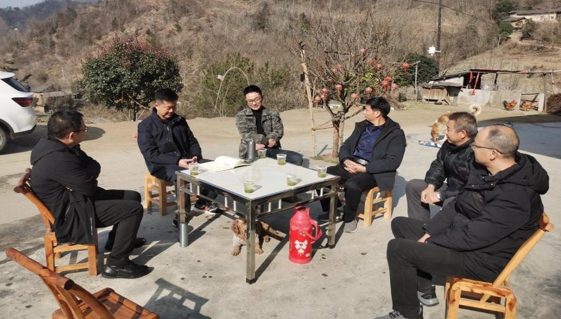 情暖归乡路 干群心连心