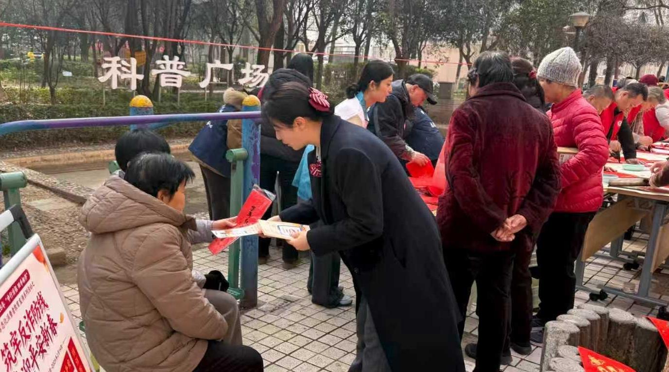 反诈宣传进社区 守护居民“钱袋子”