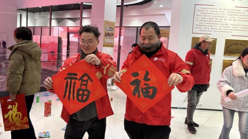 写福字 对唐诗 家门口感受传统年味