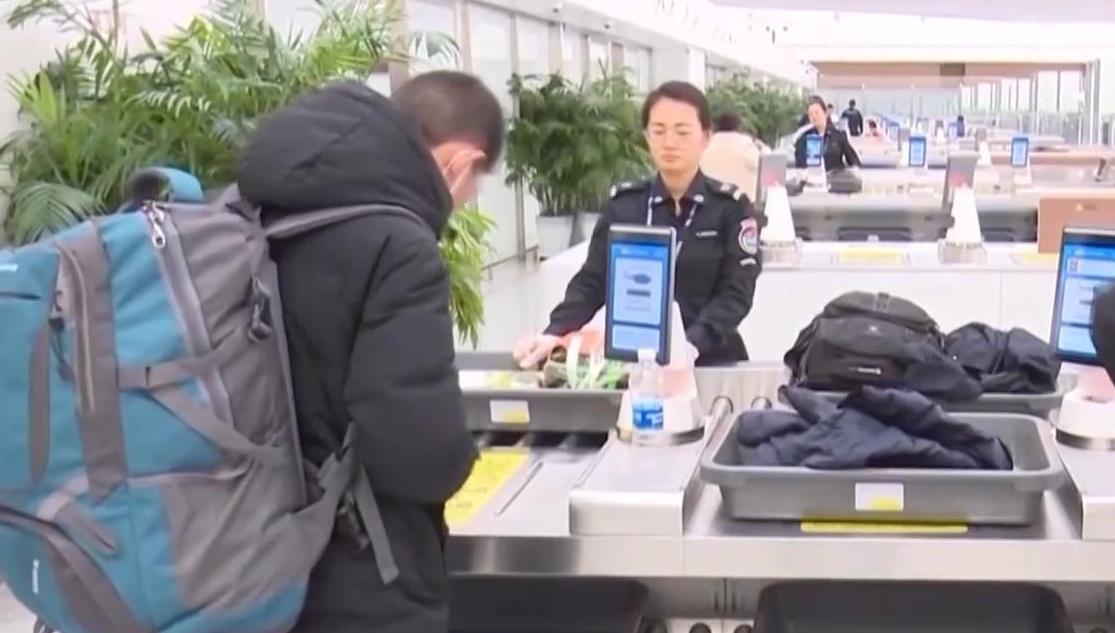 视频丨安检流程有哪些、随身行李有何规定 春运乘机指南→