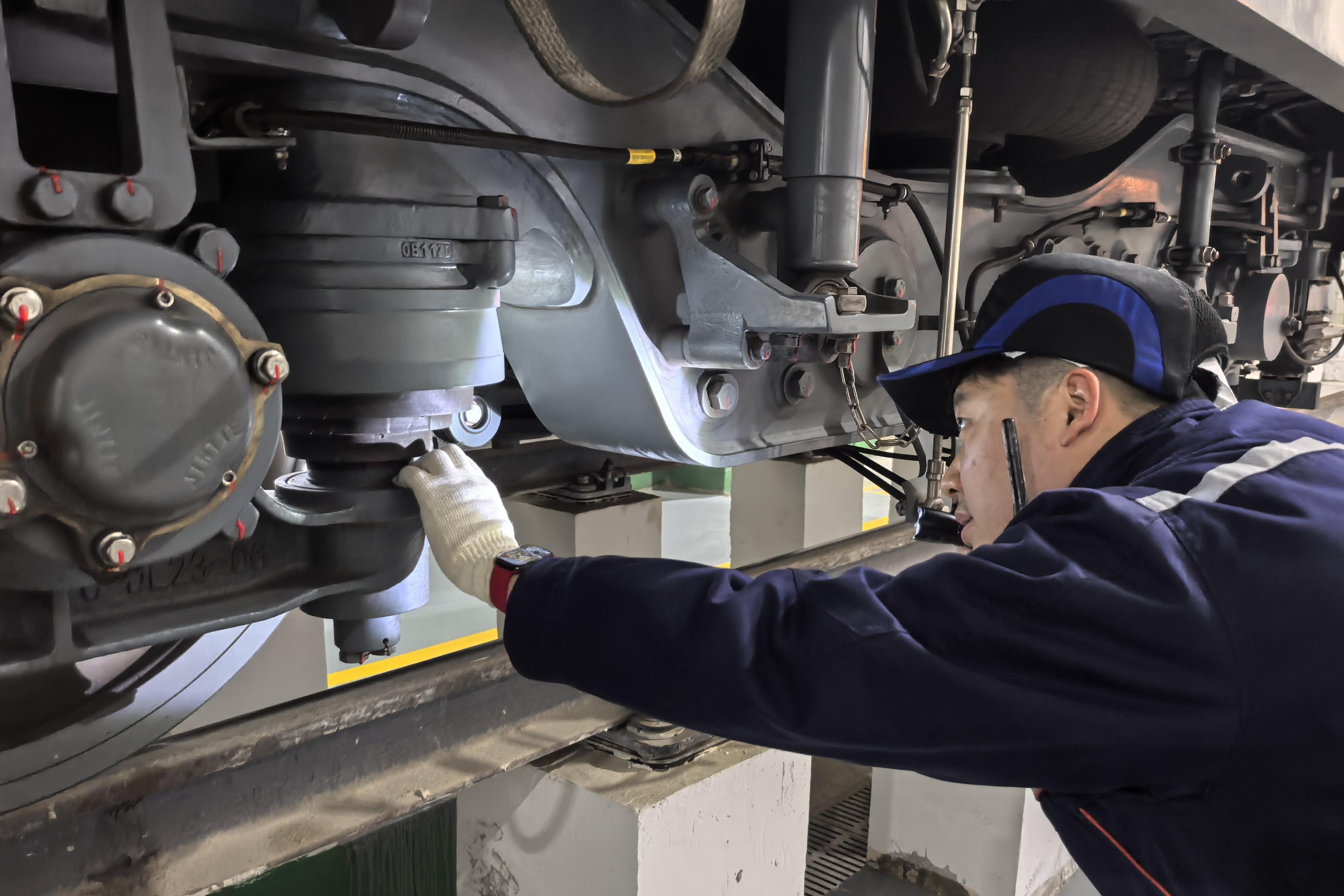 新春走基层丨春节不打烊 AI机器人与地铁运维人守护春运回家路