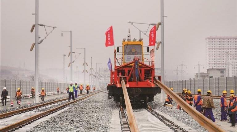 西康高铁全线轨道铺设顺利完成