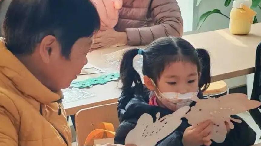 灯笼DIY进社区：年味浓情更浓，传统文化浸润邻里心