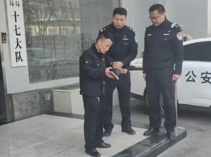 的哥拾金不昧 钱包物归原主