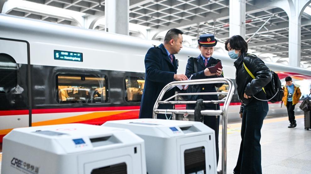 重庆铁路部门试点“高铁宠物托运服务”