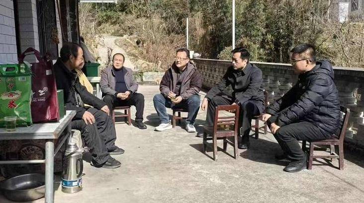 汉中市石门水库管理局到帮扶村开展春节前走访慰问活动