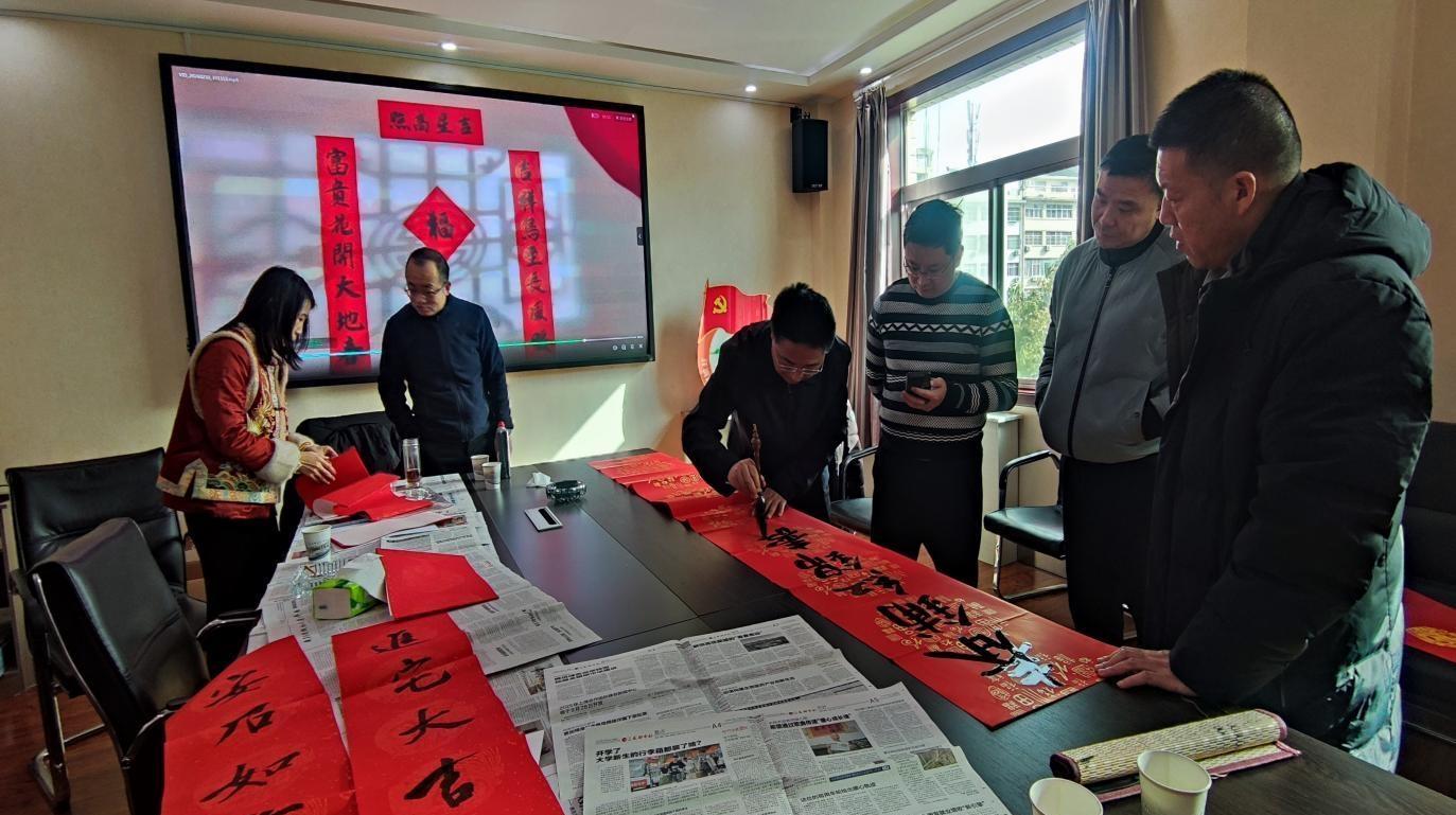 商洛公路管理局工程队开展写春联送祝福活动