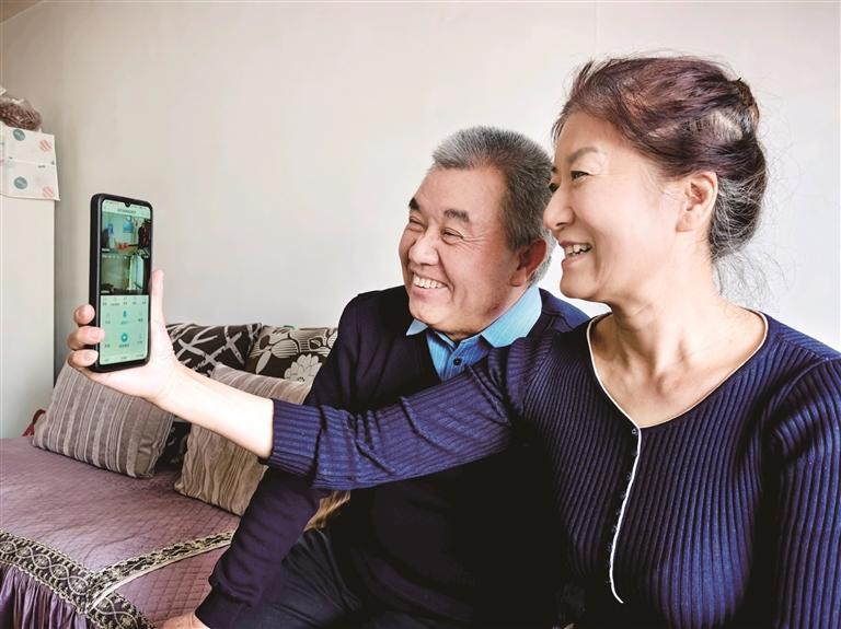 父母出镜喊子女回家过年