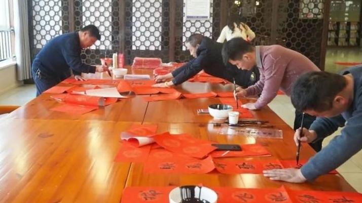 武功县公安局开展写春联送祝福活动