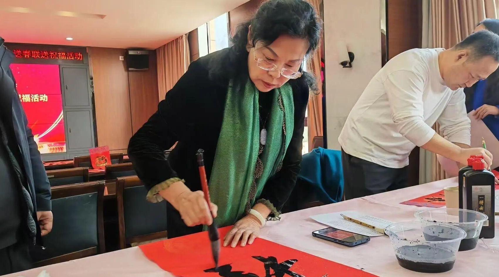 西安书画家走进西纺集团送“福”写春联