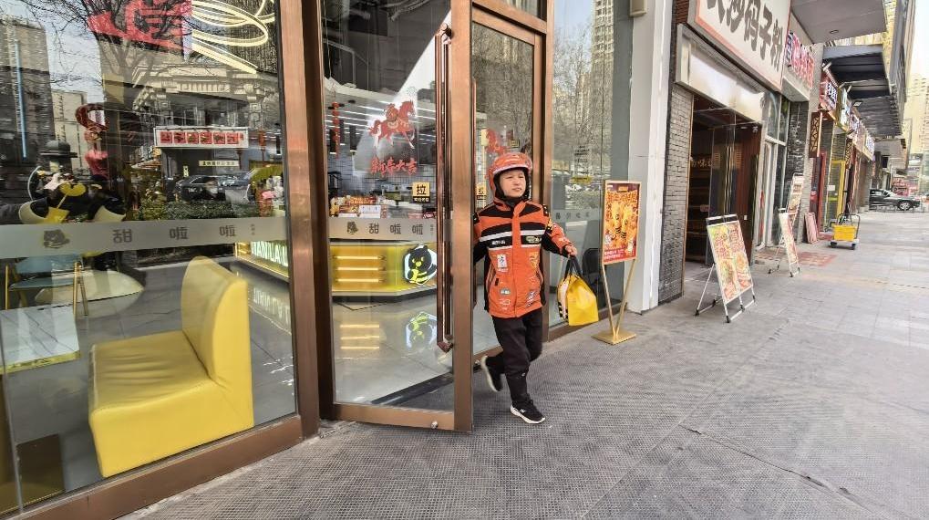 “匠心”骑手冯天雷：古城街巷跑出的“全能标杆”‌