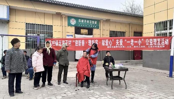 公益义剪迎新春 情暖“一老一小”‌