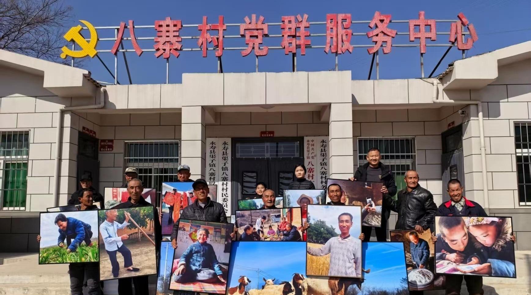 摄影家木南将脱贫展览照片赠送永寿村民
