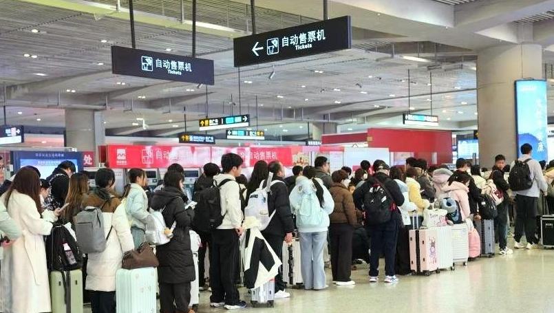爱心接送暖归途 公益护航开学季