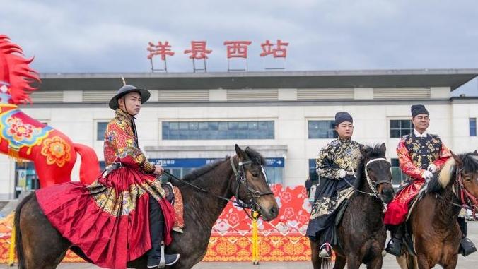 高铁站里闹元宵！社火跳进候车厅，羌舞送暖返岗路