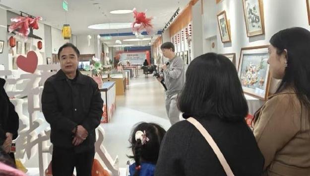 揉棉絮绘芳华 棉絮画非遗体验活动庆“三八”