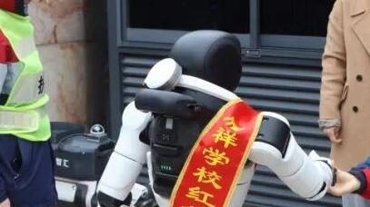 机器人跳舞、机器狗送礼物……西安这所学校的开学仪式科技感拉满了