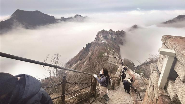 春日华山云海如画