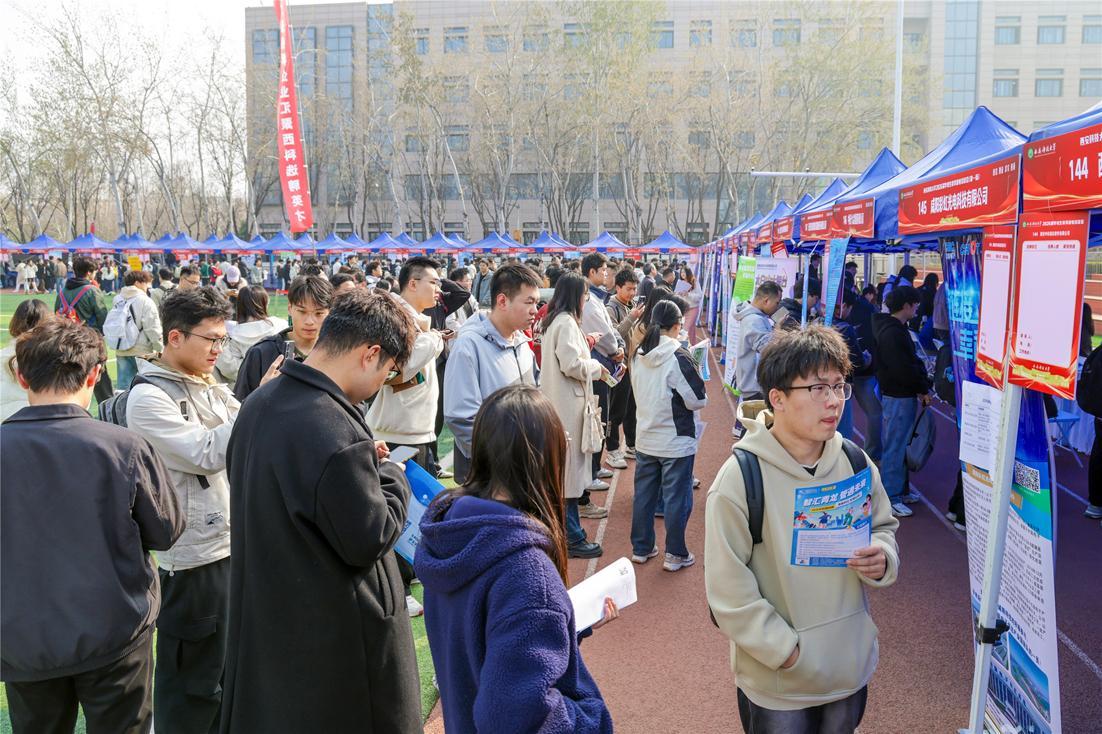200家企业携6836个岗位抢人3000学子精准挑岗西安科技大学春季首场大学生就业双选会火爆出圈