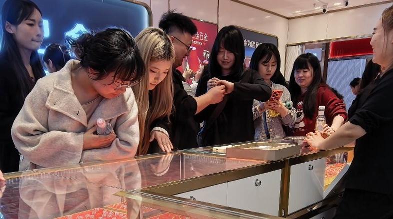 金价“跳水”点燃消费者购金热情