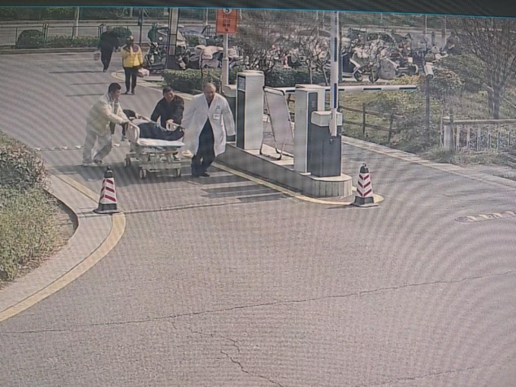 男子医院门口突发心梗急诊科医生“抢”回生命