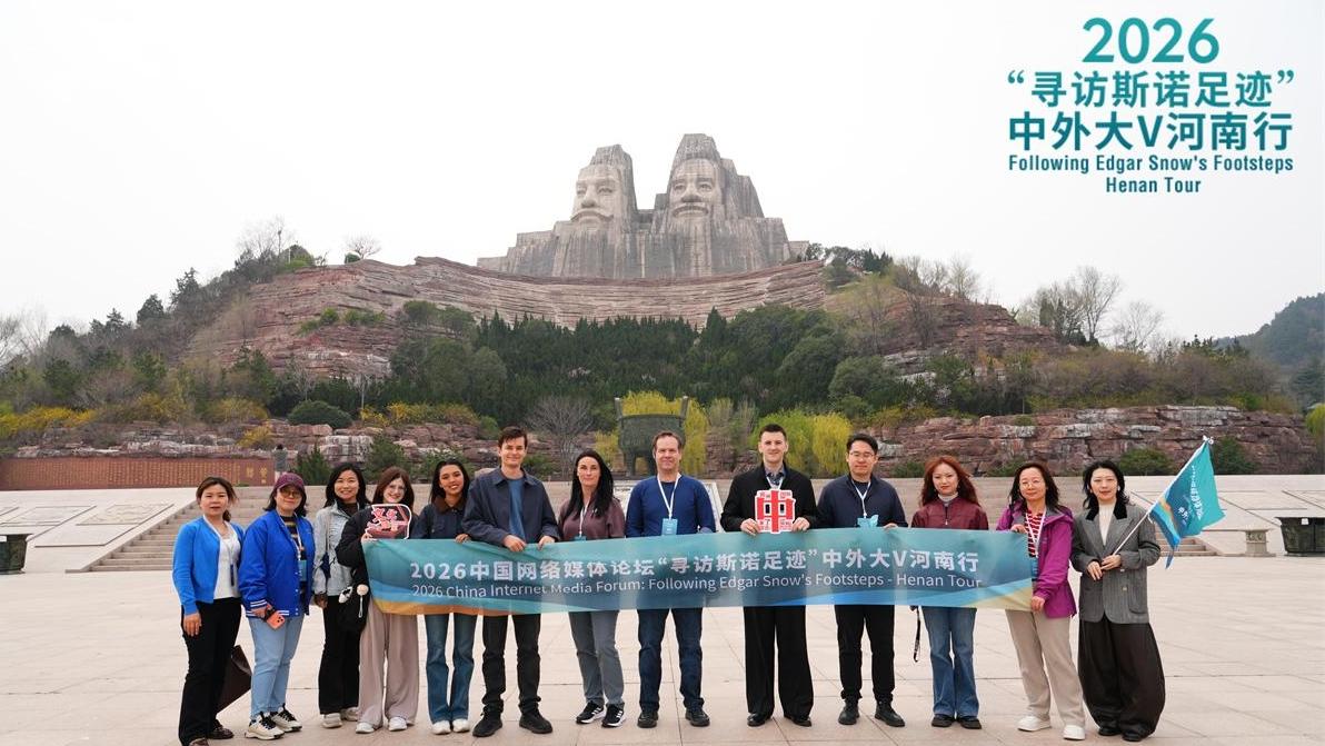 Visitors explore the Yellow River culture on Henan tour