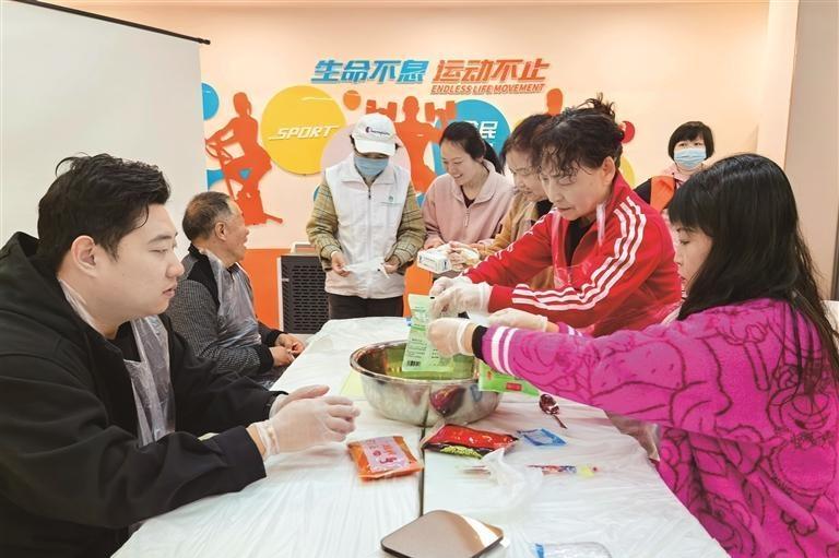 巧手做青团 民俗传温情