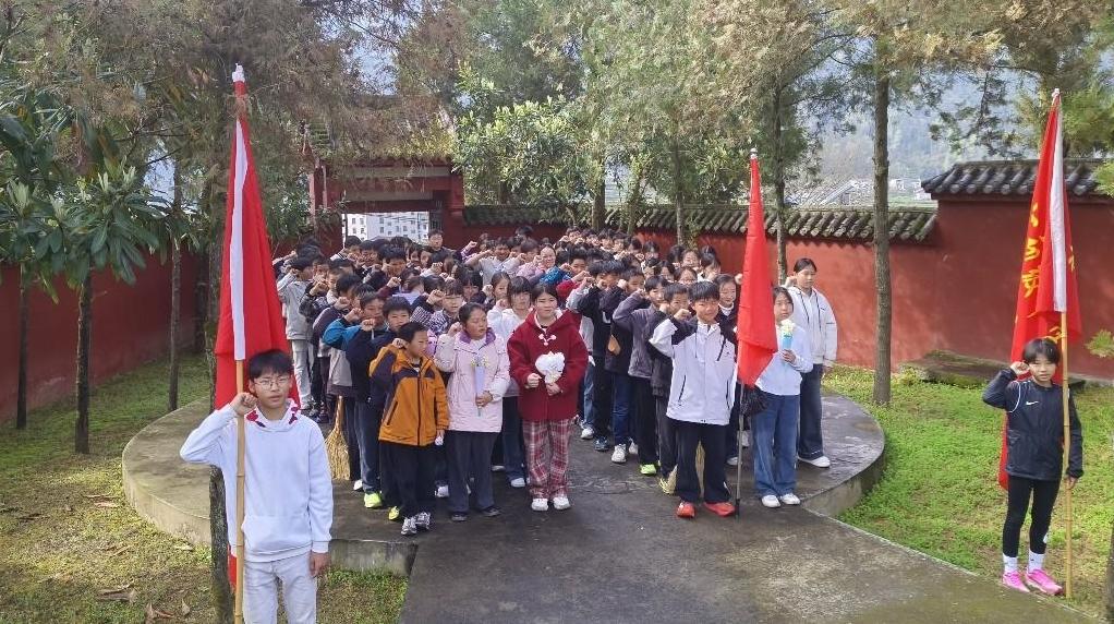 安康市平利县洛河初级中学举行2026年清明节祭扫活动