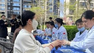 西安市红会医院专家团队将健康服务送到社区居民家门口