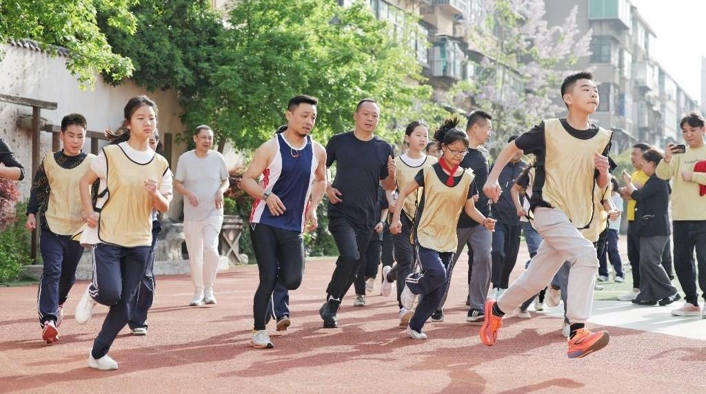 不止是奔跑！青年路小学这场亲子跑，藏着最暖的陪伴