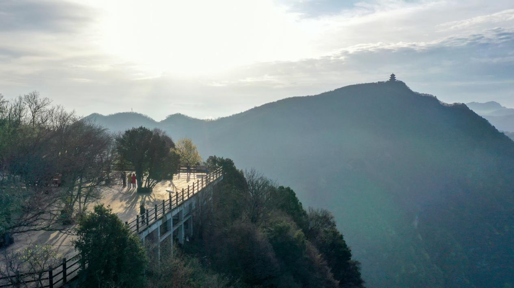陕西汉中：春日龙头山 云雾伴青山