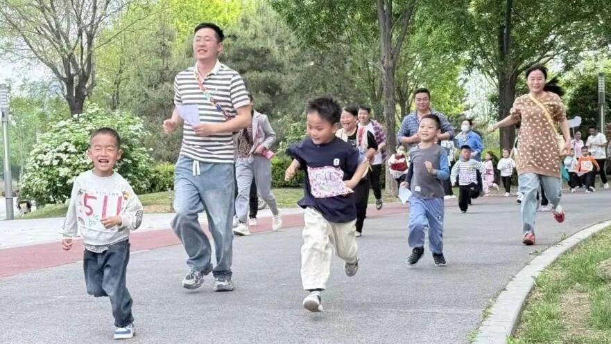 分龄亲子运动会绽放童真 运动中书写成长篇章