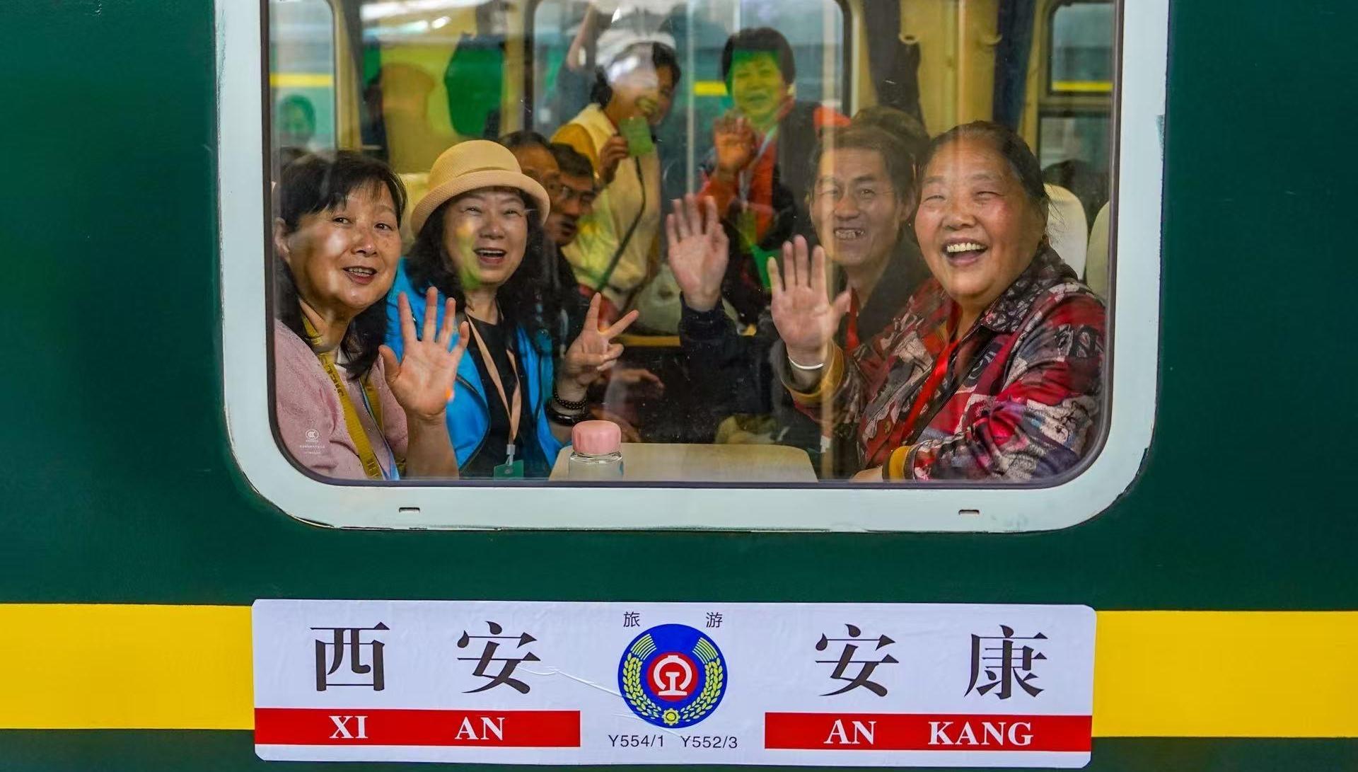 坐着火车去踏春银发踏春专列解锁“快旅慢游”新体验