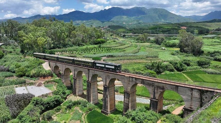 Xiconomics: From trade tracks to tech ties -- How robust economic partnerships bind China, Vietnam closer