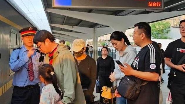 助力“西北狼”挑战中甲榜首，西安铁路局持续开行球迷专列
