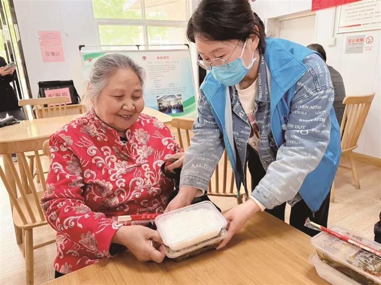 爱心助餐暖桑榆