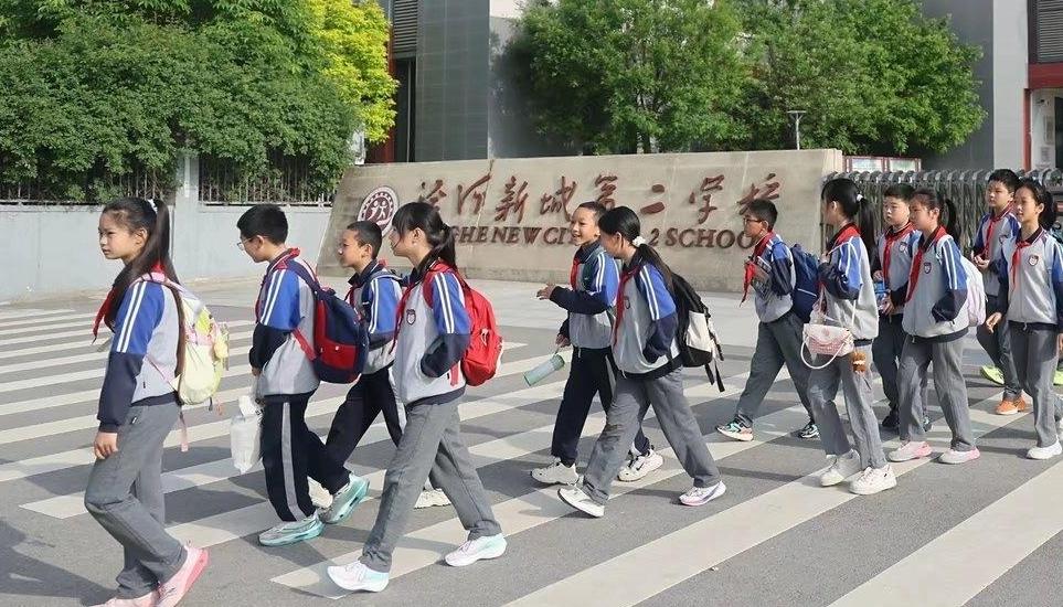 探索科学奥秘·点亮科创梦想——西咸新区泾河新城第二学校举办科技主题思政课社会实践活动