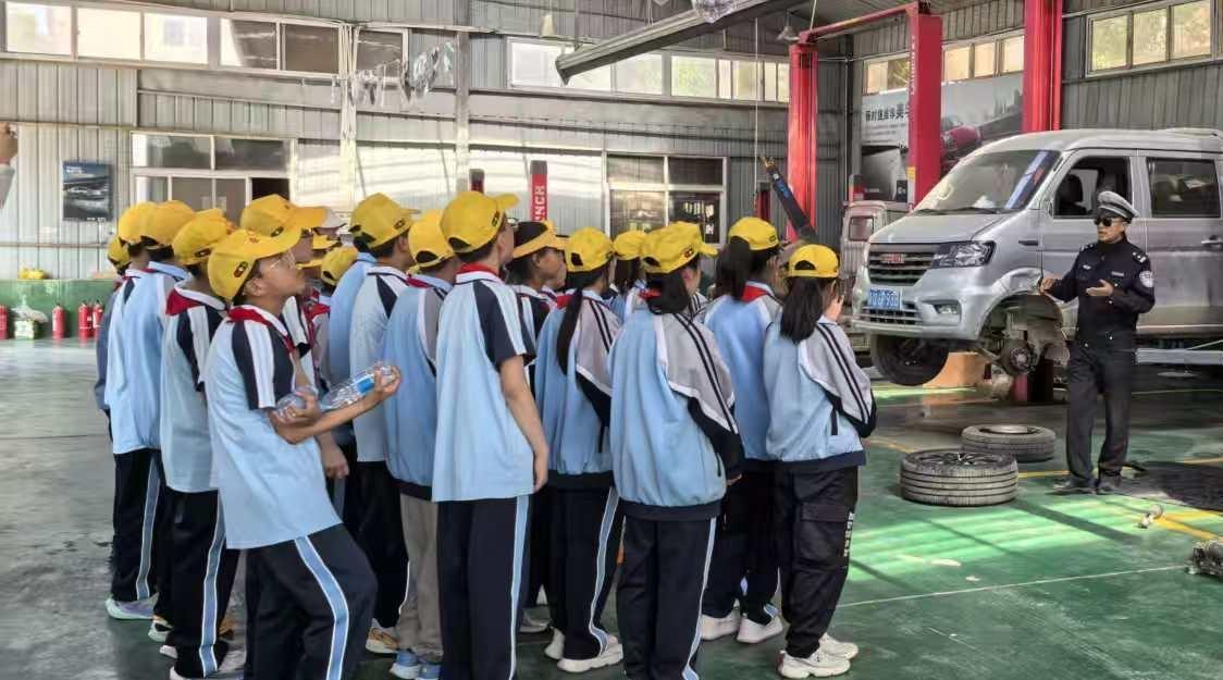 蓝田工业园小学：在事故现场上“安全第一课”