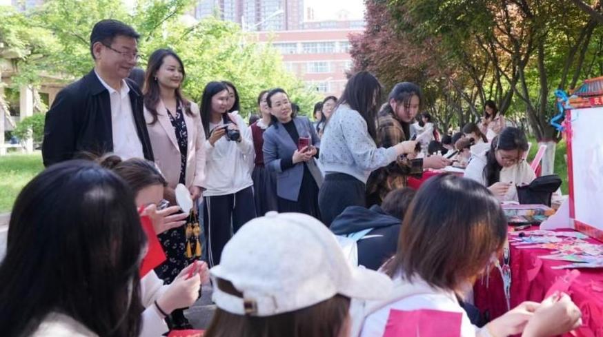 西安医学院第四届春熙蔷薇节开幕