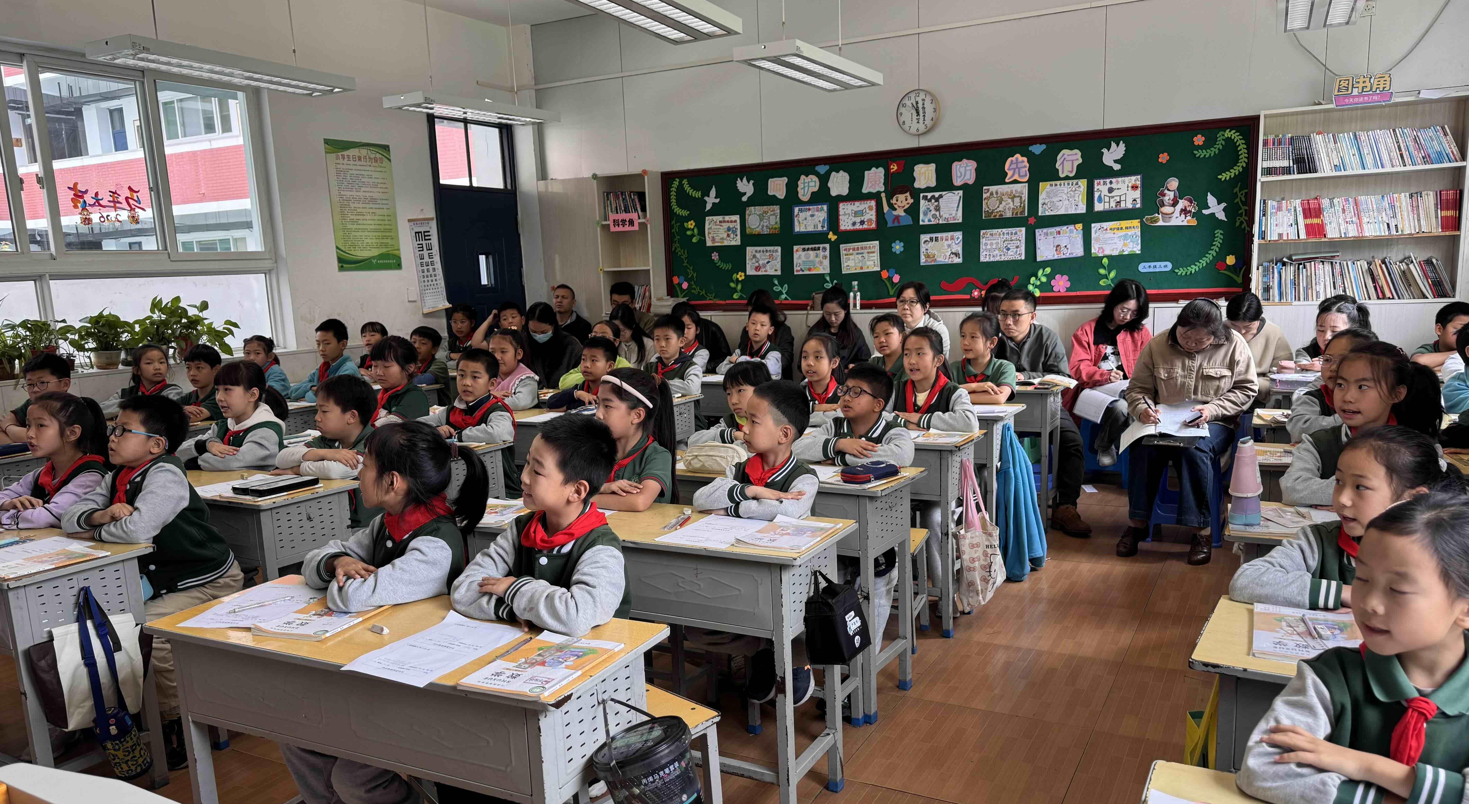 莲湖区西电实验小学与碑林区铁五小学开展跨区域交流活动