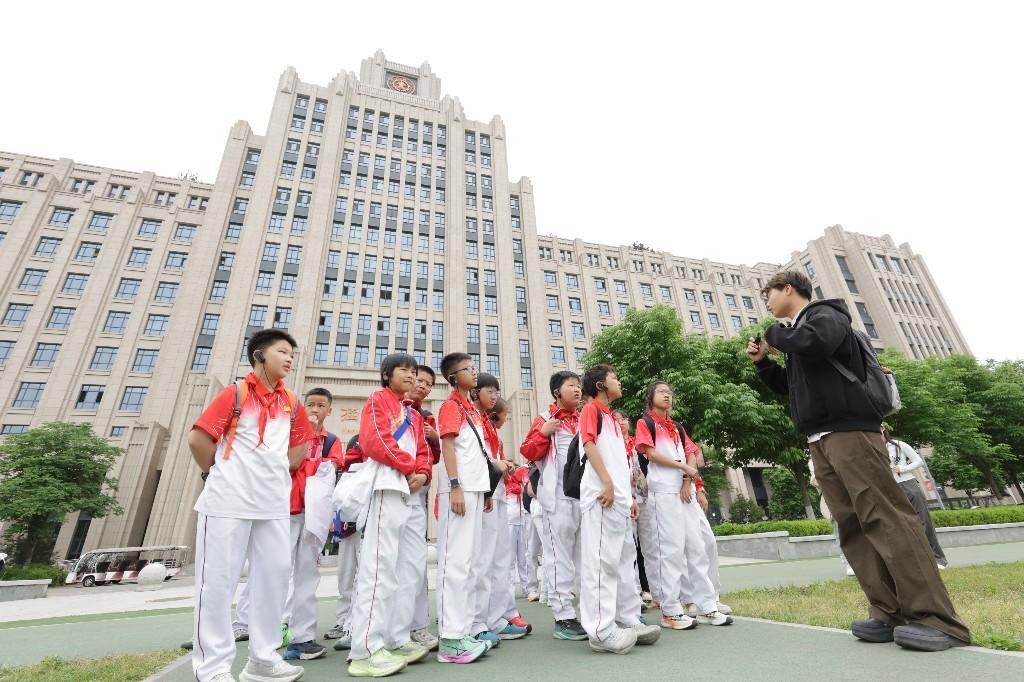 走进百年交大 点燃科学梦想——西安高新区第二十二小学开展科技主题思政课社会实践活动