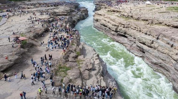 黄河盛景醉游人 壶口瀑布“五一”文旅活力绽放