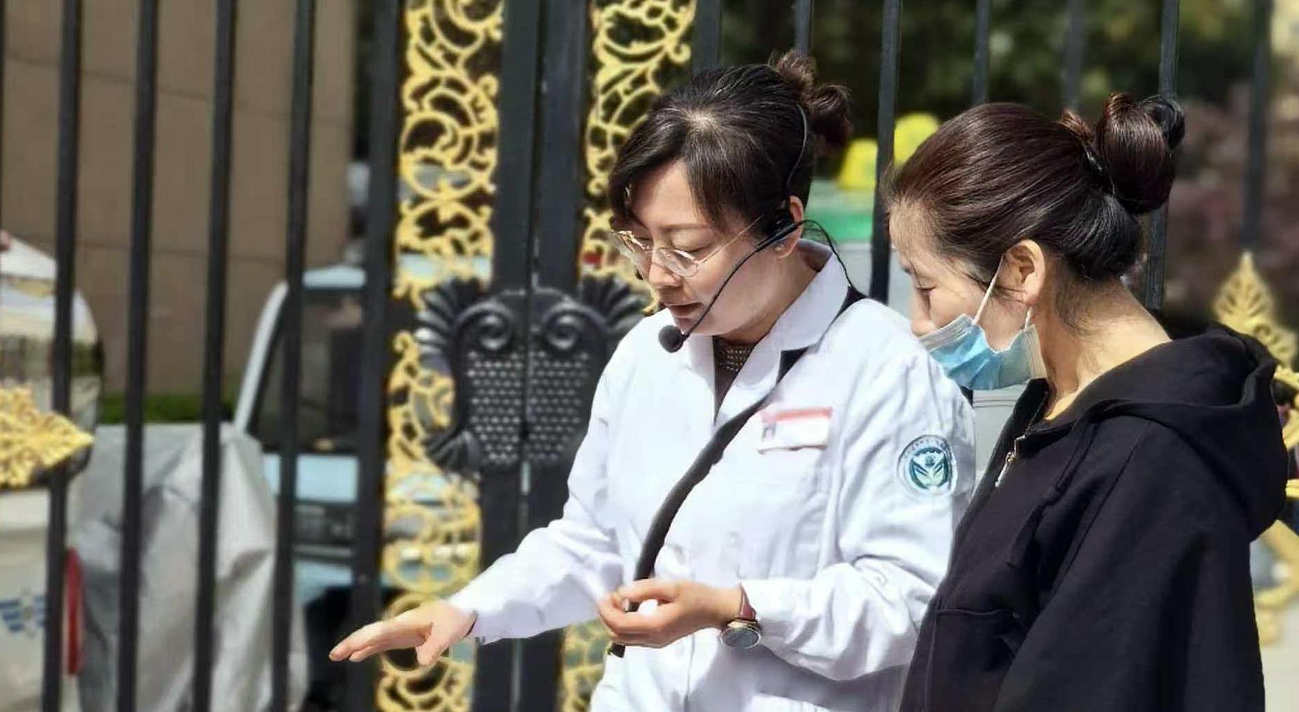 贴心！西安医学院一附院医护走进广场北路社区 手把手教居民救命技能