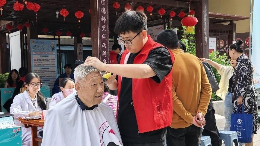 多方联动！志愿服务市集“开”进17个老旧小区